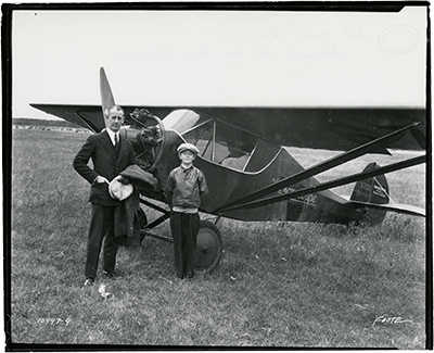 un homme et un garon  ct d'un avion des annes 1920